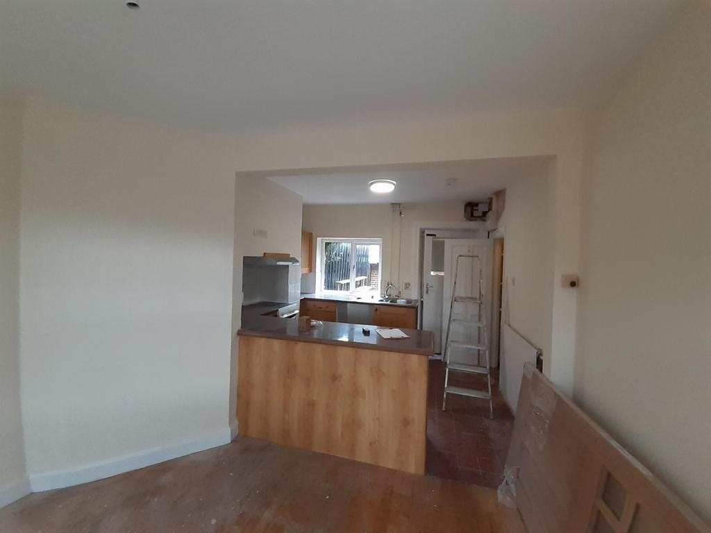 Margaret Roding 3 bed semidetached house £1,600 pcm (£369 pw)