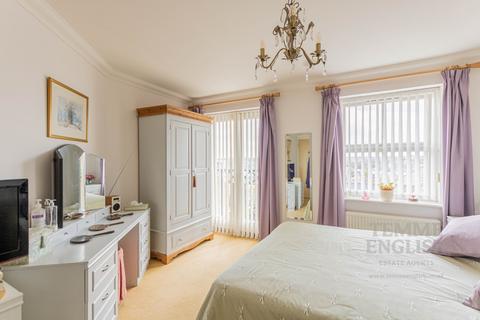 2 bedroom flat for sale, Henry Laver Court, Colchester, CO3