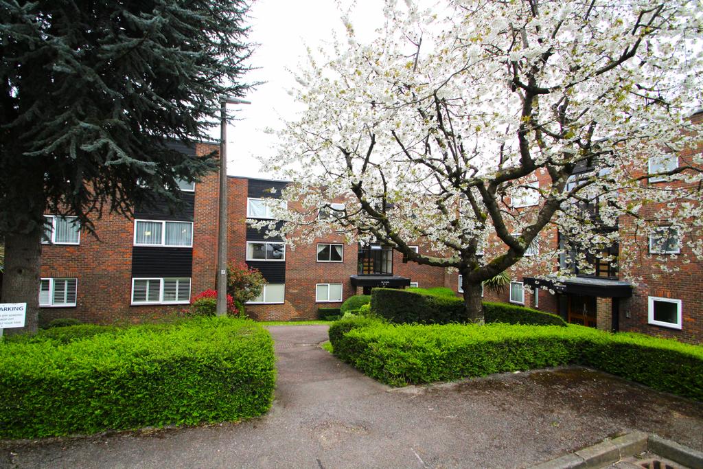 The Heights, Loughton 3 bed flat £1,700 pcm (£392 pw)