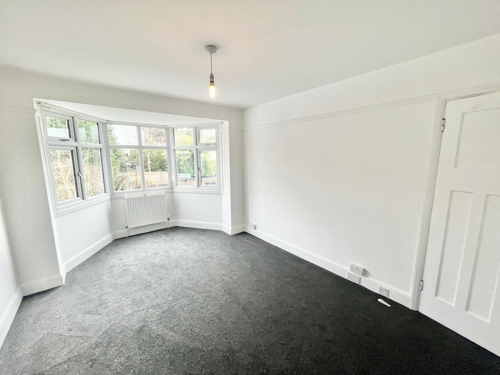 Harlech Crescent, Tycoch, Swansea 3 bed semidetached house £1,100