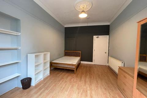 3 bedroom flat to rent, Caird Drive, Dowanhill, Glasgow, G11
