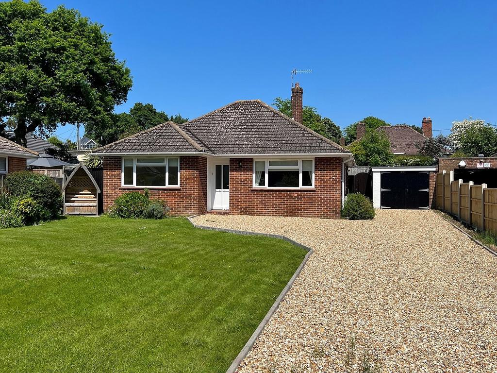 Ferndale Road, New Milton, Hampshire. BH25 5EY 3 bed detached bungalow