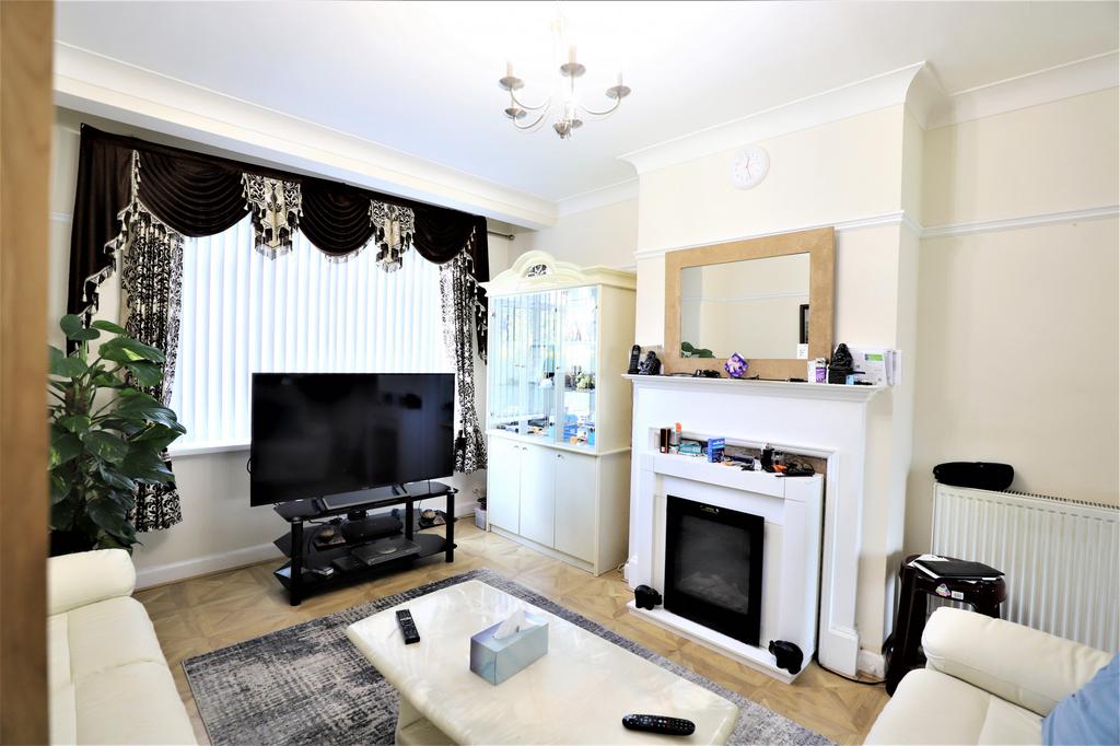 Yeading Lane, Hayes, Greater London, UB4 3 bed semidetached house £