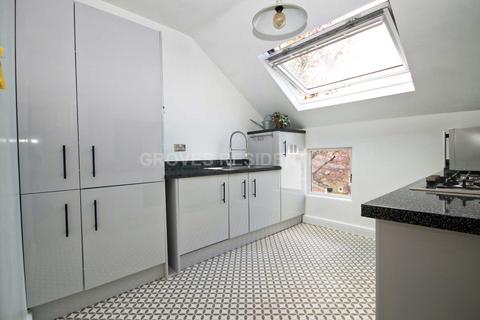 2 bedroom flat to rent, Rodney Road, New Malden