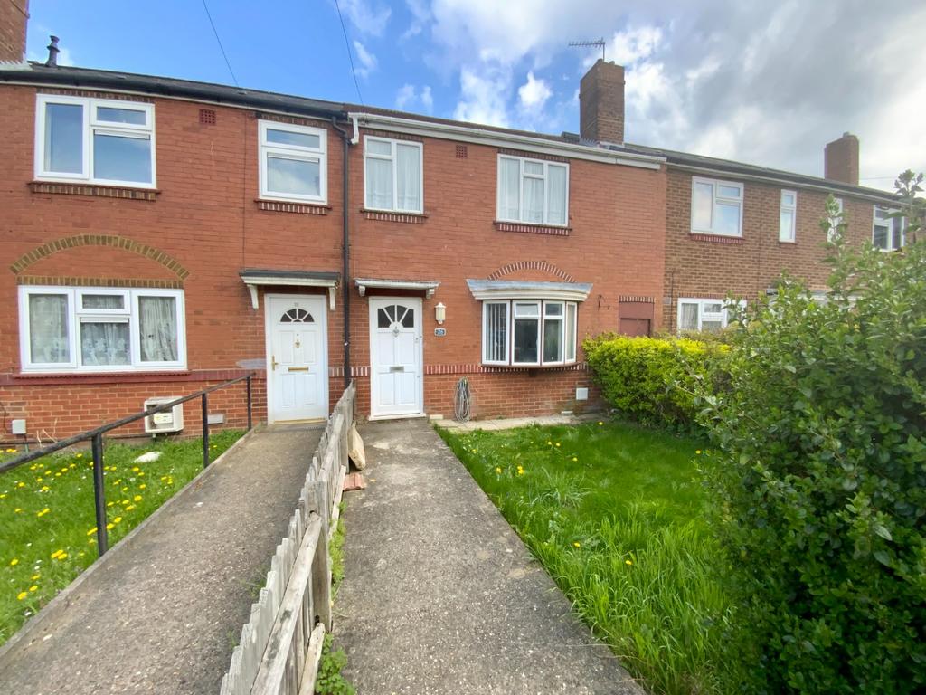 Solway Road South, Luton, Bedfordshire, LU3 1TL 3 bed terraced house