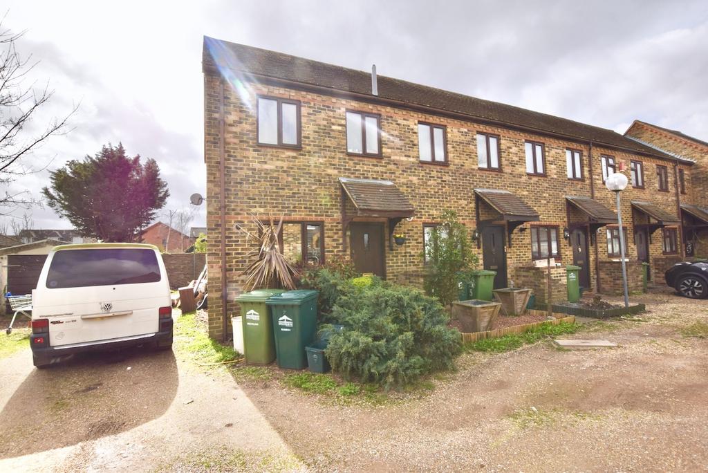 Squires Walk, Ashford, Surrey, TW15 1 bed end of terrace house for sale