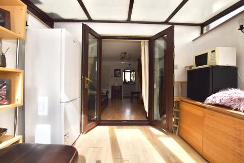 6 Squires Walk, Ashford, TW15 1TS