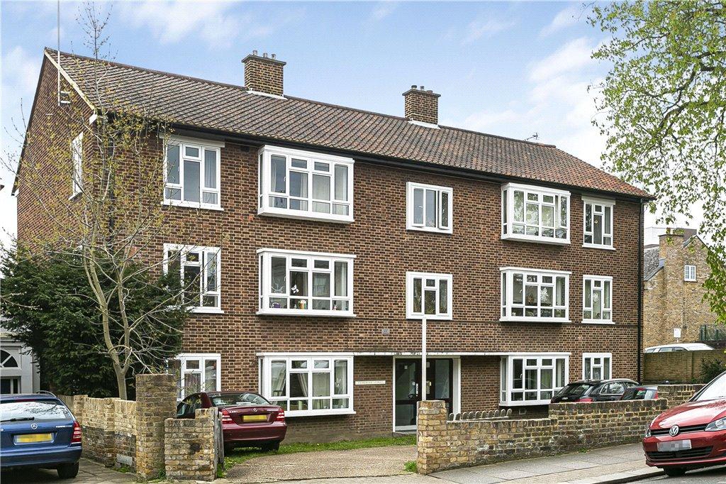 Charlwood Road, Putney, SW15 3 bed apartment £2,600 pcm (£600 pw)