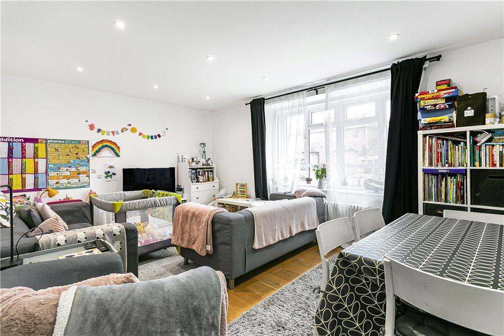 Charlwood Road, Putney, SW15 3 bed apartment £2,600 pcm (£600 pw)