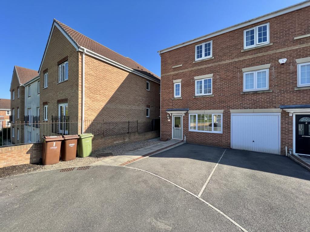 Mill Court, Castleford 3 bed townhouse £895 pcm (£207 pw)