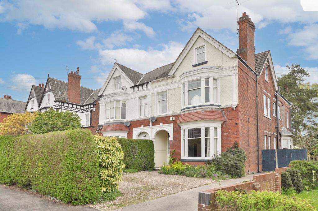 Davenport Avenue, Hessle, HU13 0RP 6 bed semidetached house £535,000