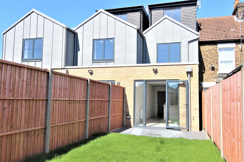 Park Road, Waltham Cross, EN8 2 bed terraced house £1,900 pcm (£438 pw)