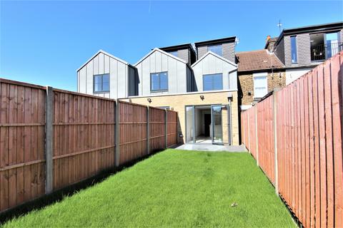 2 bedroom terraced house to rent, Park Road, Waltham Cross, EN8