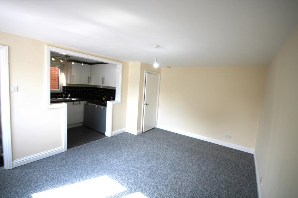Millfield Avenue, York, YO10 2 bed flat £950 pcm (£219 pw)