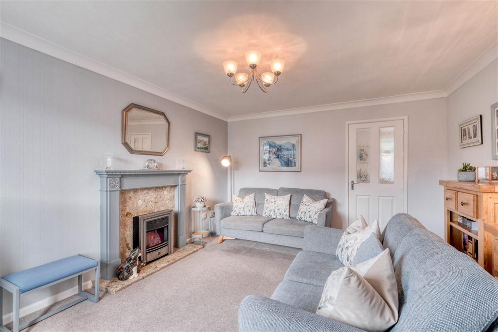 Paxton Close, Harwood Park... 3 bed semidetached house £340,000