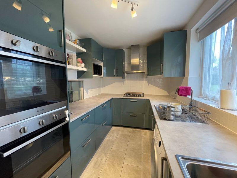 Stratton Close, Edgware 2 bed flat £375,000