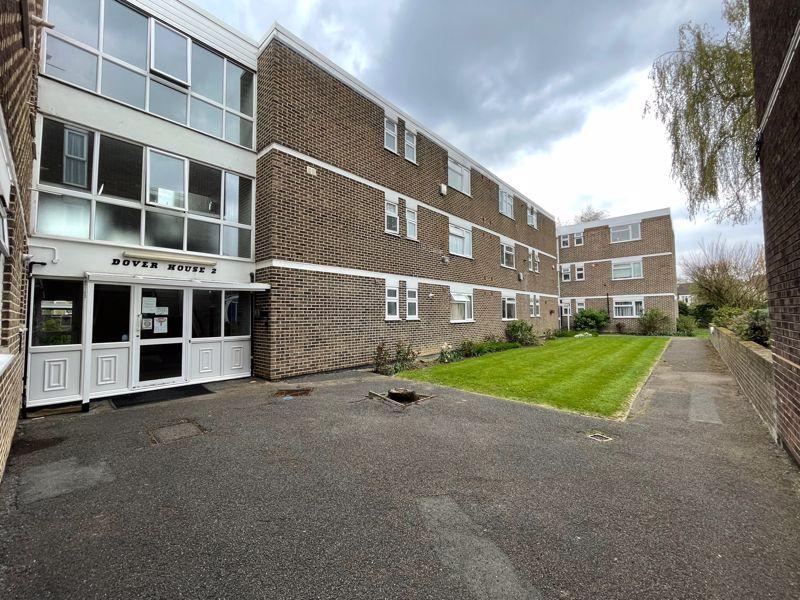 Stratton Close, Edgware 2 bed flat £375,000