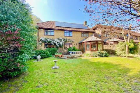 4 Chilham Close, Bexley, DA5 1GY
