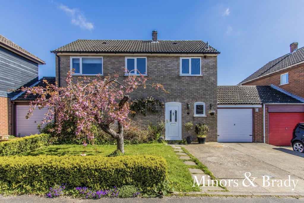 Burgess Way, Brooke 3 bed link detached house for sale £325,000