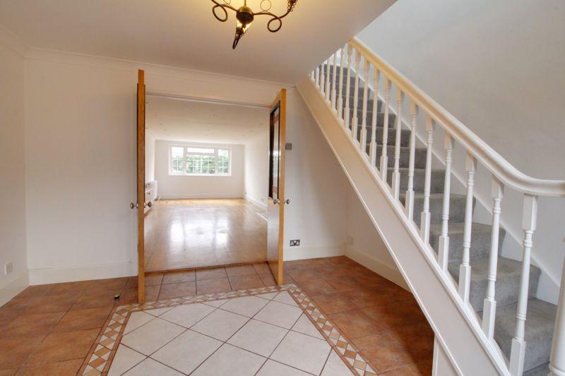 Theobalds Road, Cuffley EN6 4 bed semidetached house £2,300 pcm (£