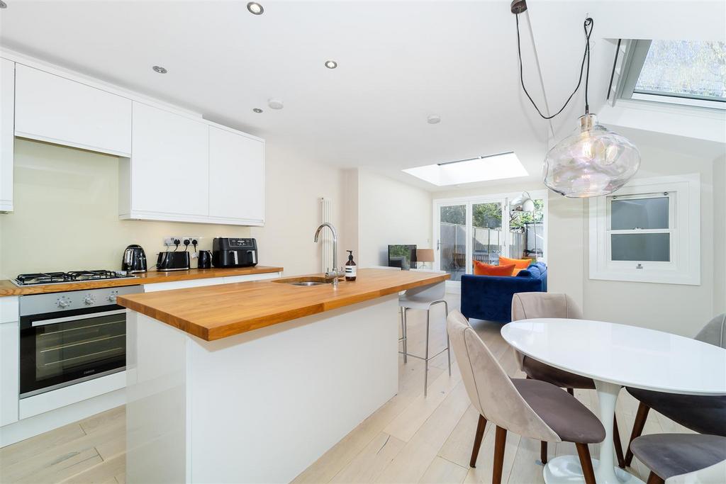 Murray Road, Ealing, London 2 bed flat £600,000