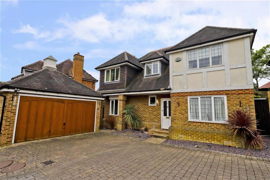 Stocks Place, UB10 0DA 4 bed detached house for sale £799,950