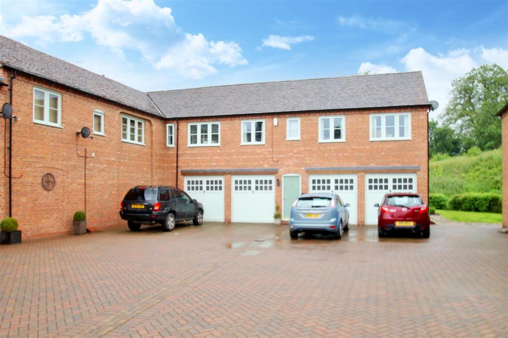 Mill Court, Alvechurch, Birmingham... 2 bed flat £850 pcm (£196 pw)