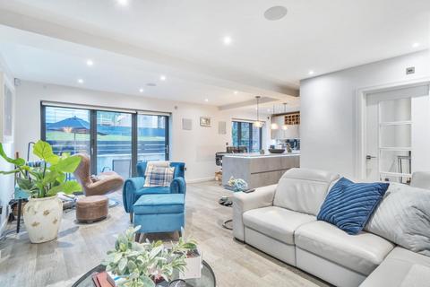 10 The Reddings, London, NW7 4JR