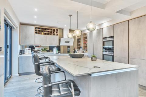10 The Reddings, London, NW7 4JR