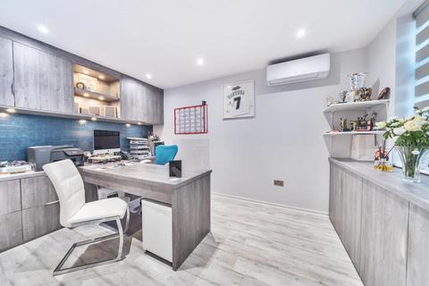 10 The Reddings, London, NW7 4JR