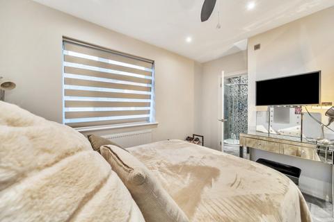 10 The Reddings, London, NW7 4JR
