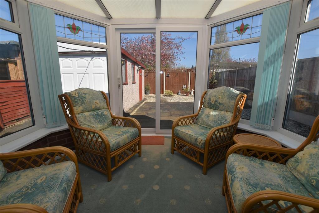 Lexington Drive, Hull 2 bed semidetached bungalow £145,000