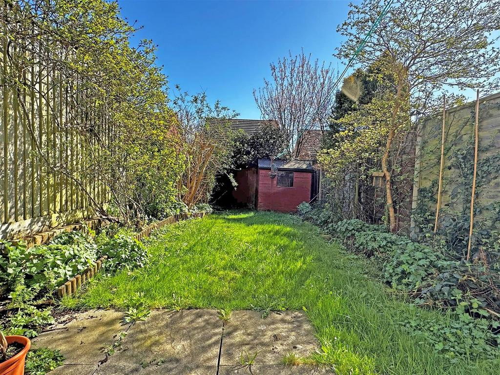 Abinger Drive, Redhill 2 bed terraced house £400,000