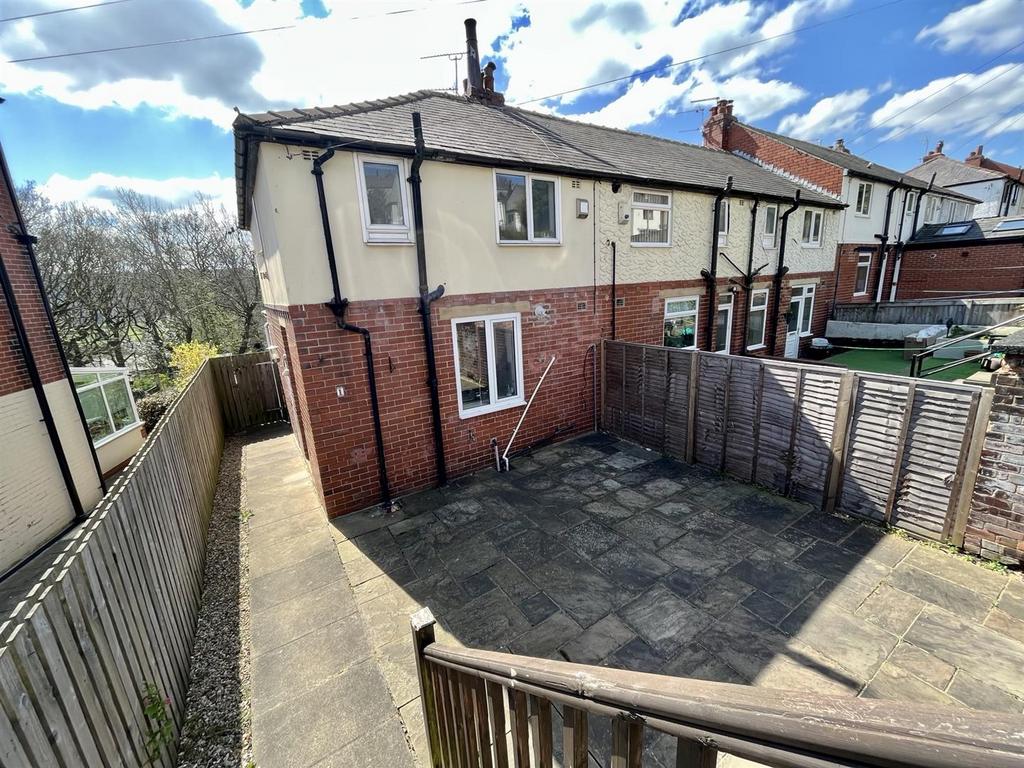 Sunnybank Crescent, Greetland, Halifax 2 bed end of terrace house for