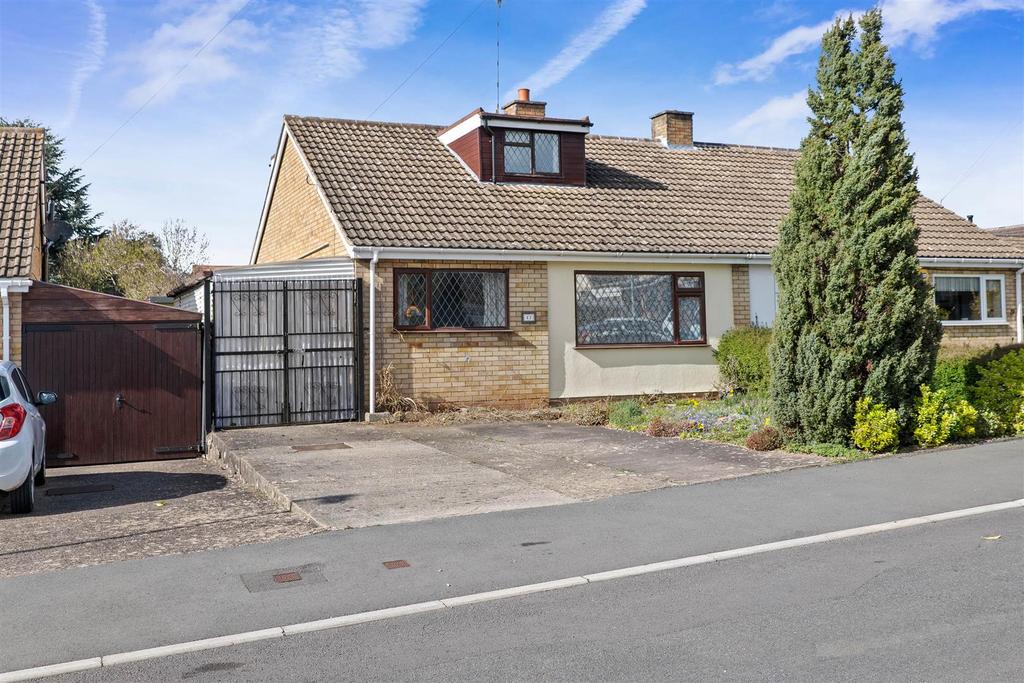 Waterloo Crescent, BidfordOnAvon... 2 bed semidetached bungalow £325,000