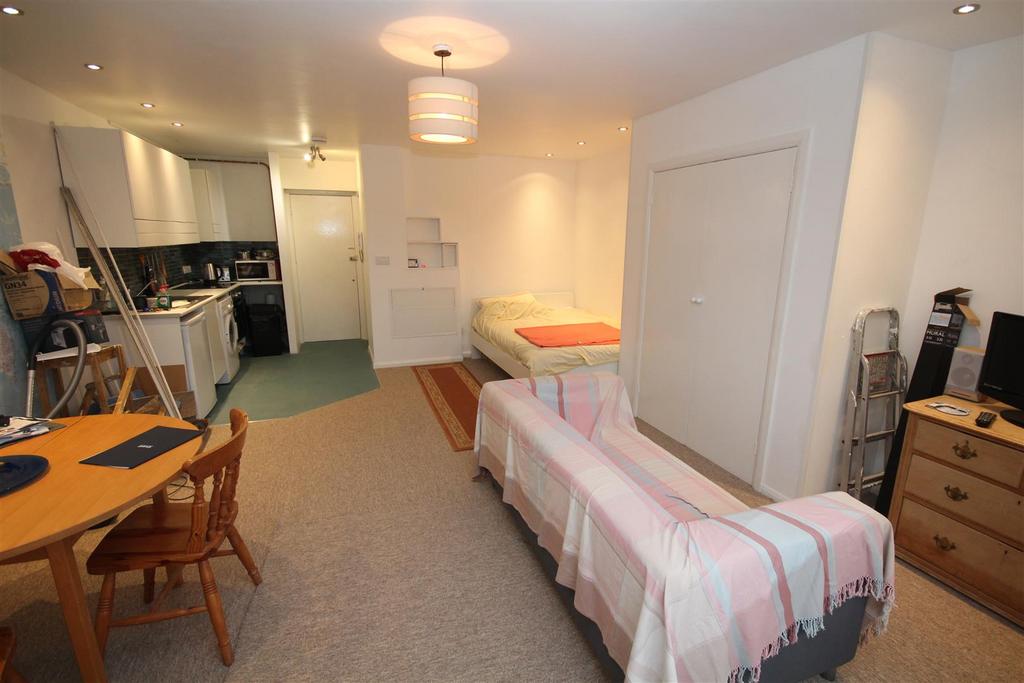 Sea Road, Studio £750 pcm (£173 pw)