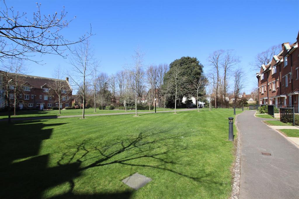 St. Agnes Place, Chichester 4 bed end of terrace house £2,300 pcm (£