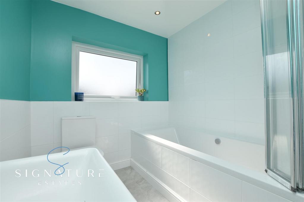 Family Bathroom (14).jpg