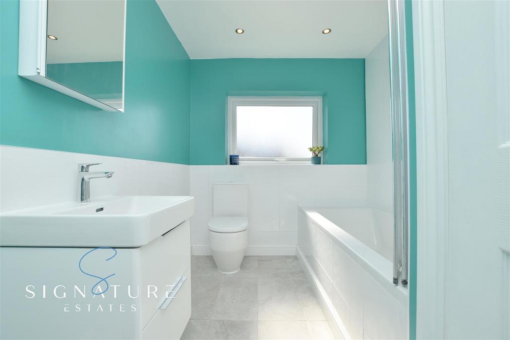 Family Bathroom (15).jpg
