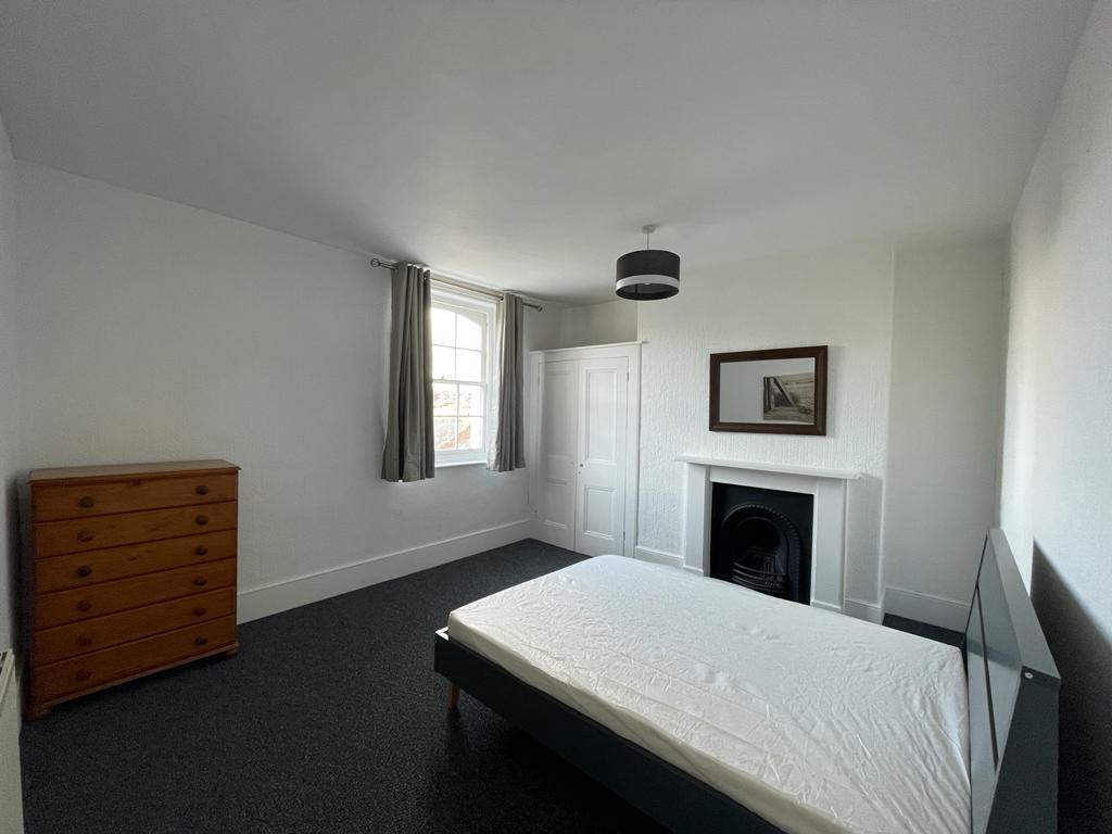 Room 2 73b High St.jpg