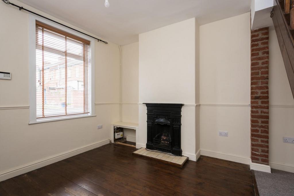 Linton Street York 2 bed terraced house £900 pcm (£208 pw)