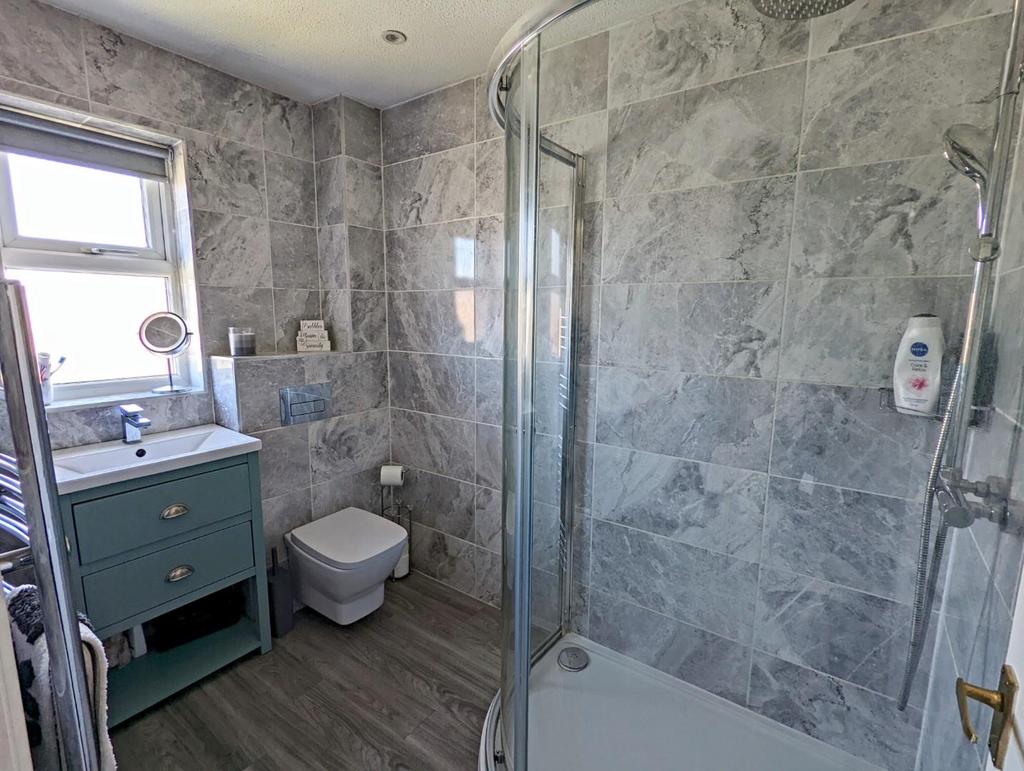 SHOWER ROOM.jpg