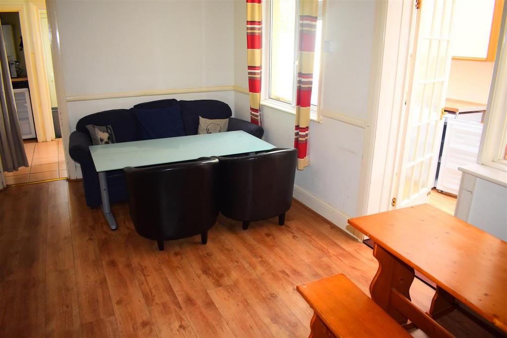 Somers Road, Southsea 5 bed detached house to rent £2,000 pcm (£462 pw)
