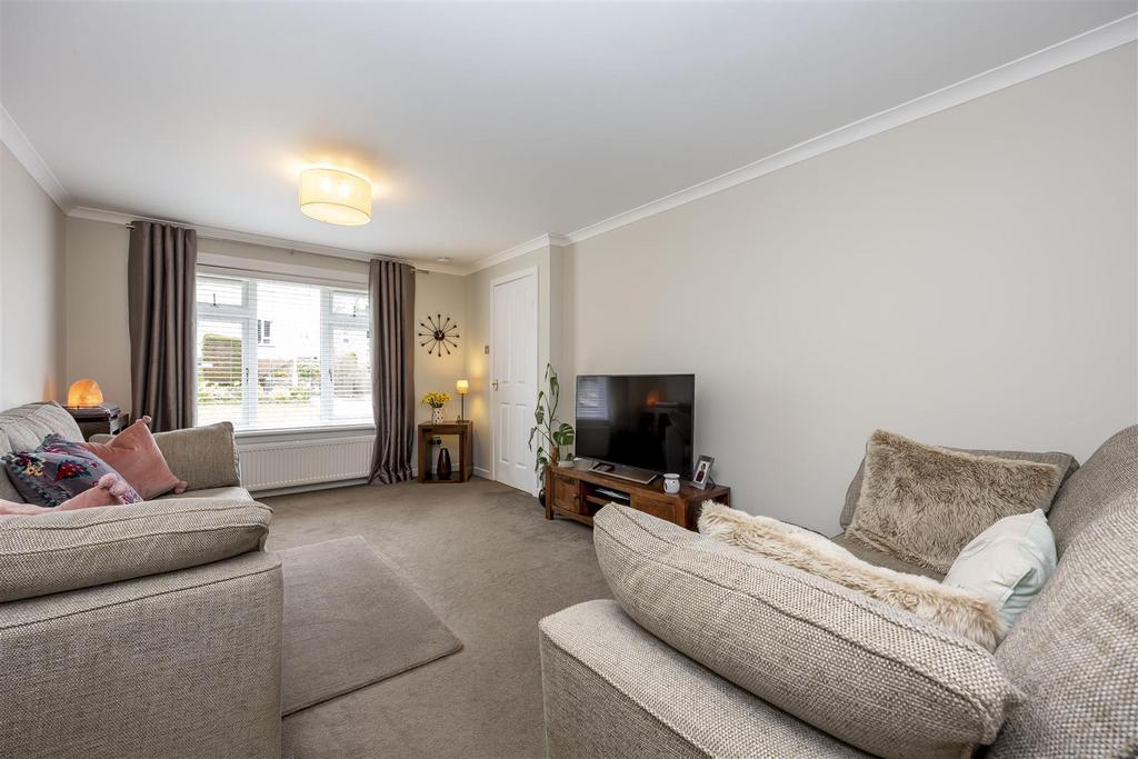 Firbank Avenue, Torrance, Glasgow 2 bed semidetached house £210,000