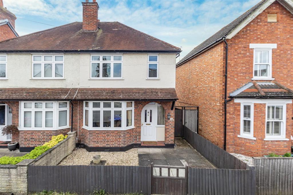 Liberty Hall Road, Addlestone 3 bed semidetached house for sale £475,000