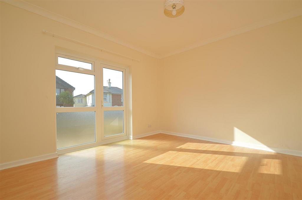 CASH BUYERS ONLY * LAKE 2 bed ground floor flat for sale £119,950