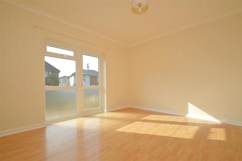 2 bedroom ground floor flat for sale - CASH BUYERS ONLY * LAKE