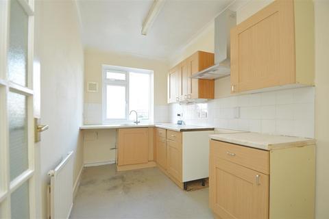 2 bedroom ground floor flat for sale - CASH BUYERS ONLY * LAKE