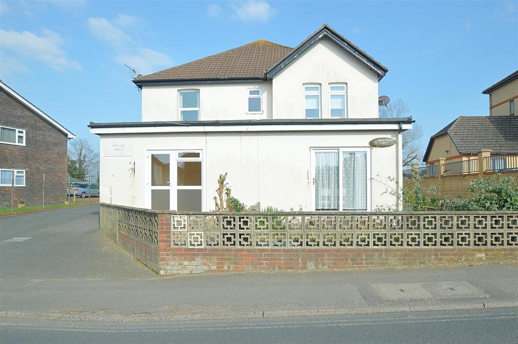 CASH BUYERS ONLY * LAKE 2 bed ground floor flat for sale £107,500