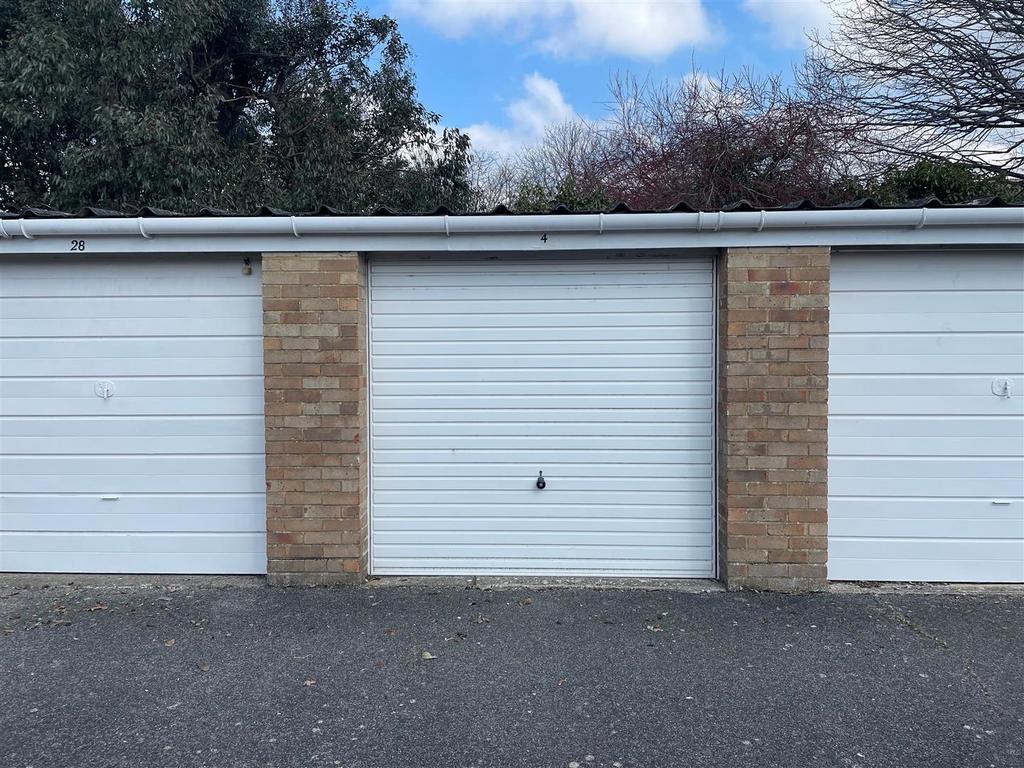 Garage, College Gardens, Worthing Garage £100 pcm (£23 pw)